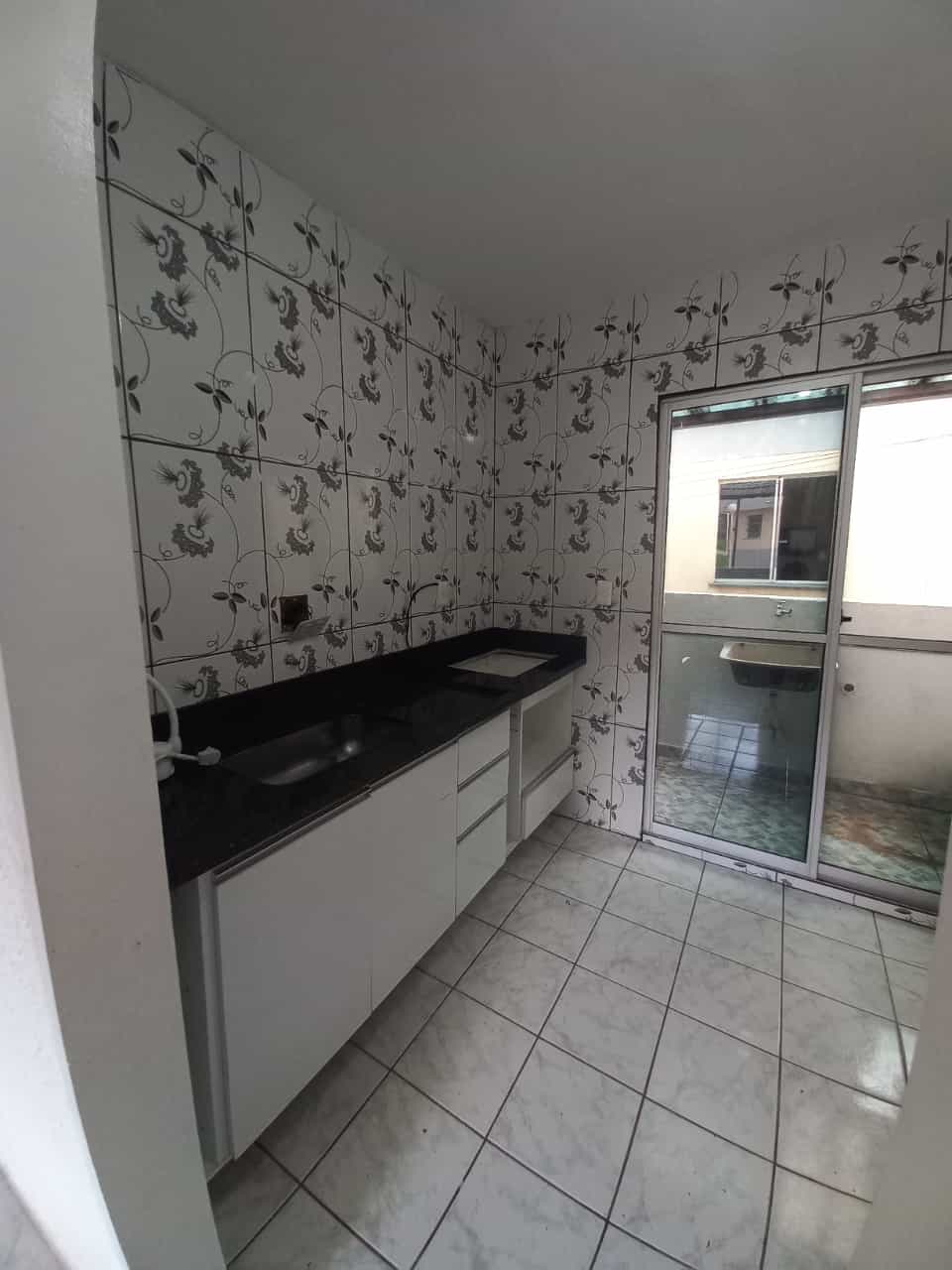 Cozinha, com acesso a lavanderia.