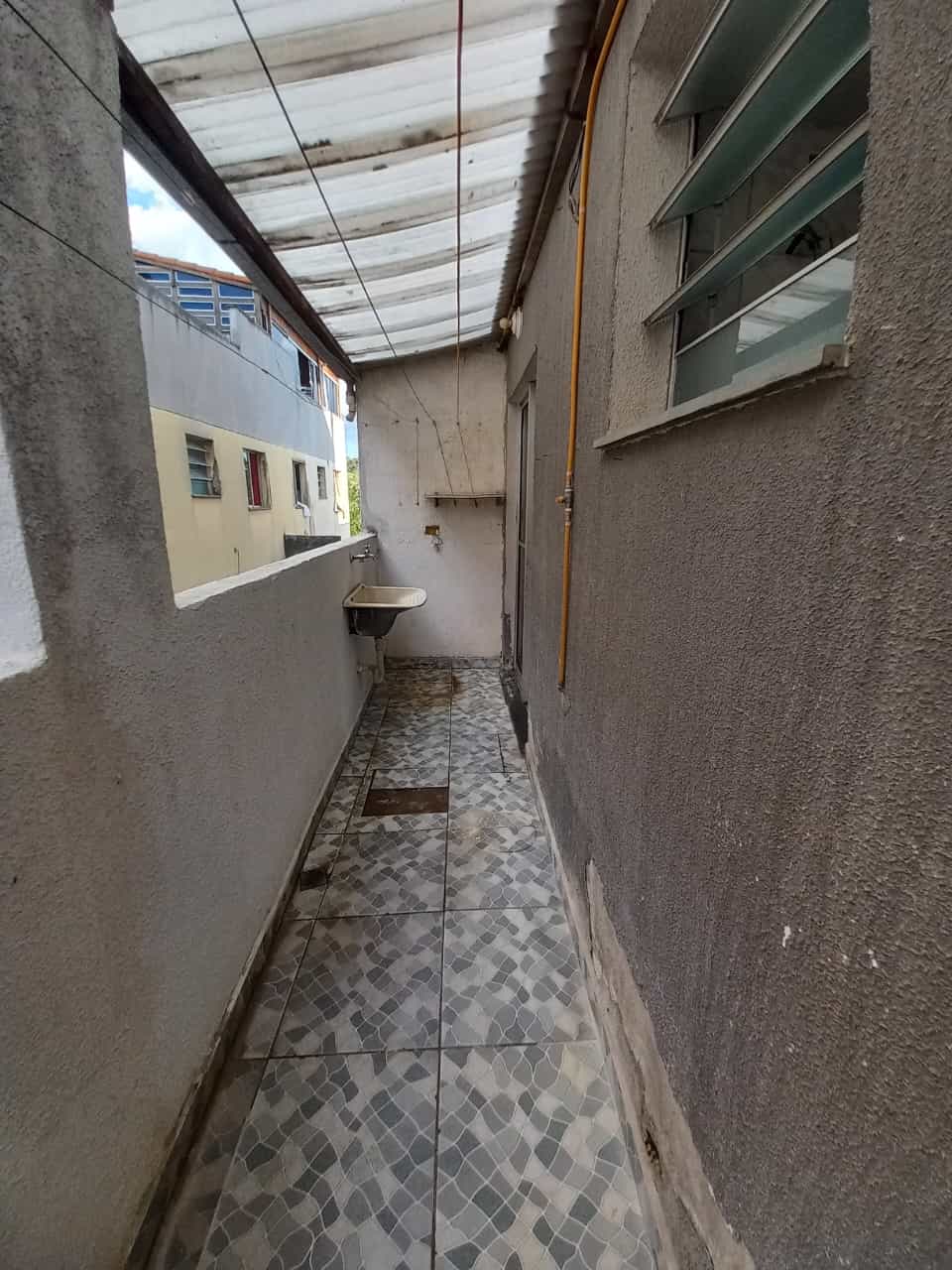 Lavanderia, área e tanque.