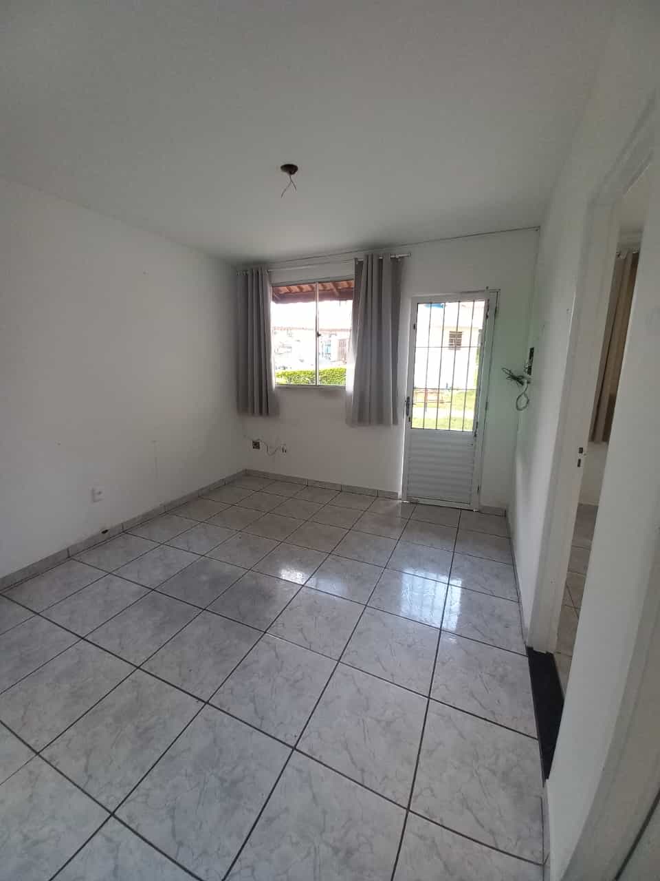 Sala, visão da porta e janela.