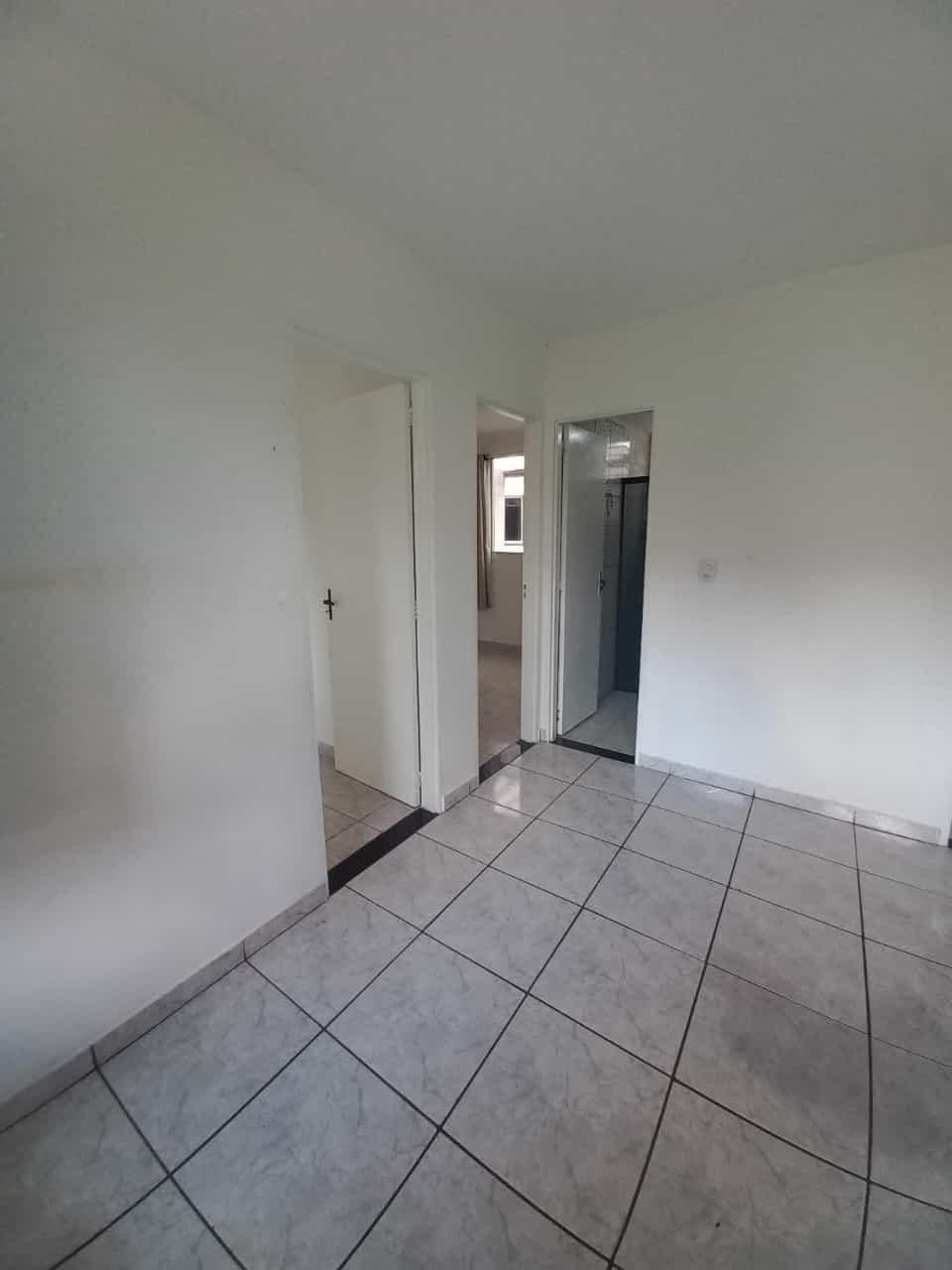 Sala, visão da entrada, portas do quarto, cozinha e banheiro.