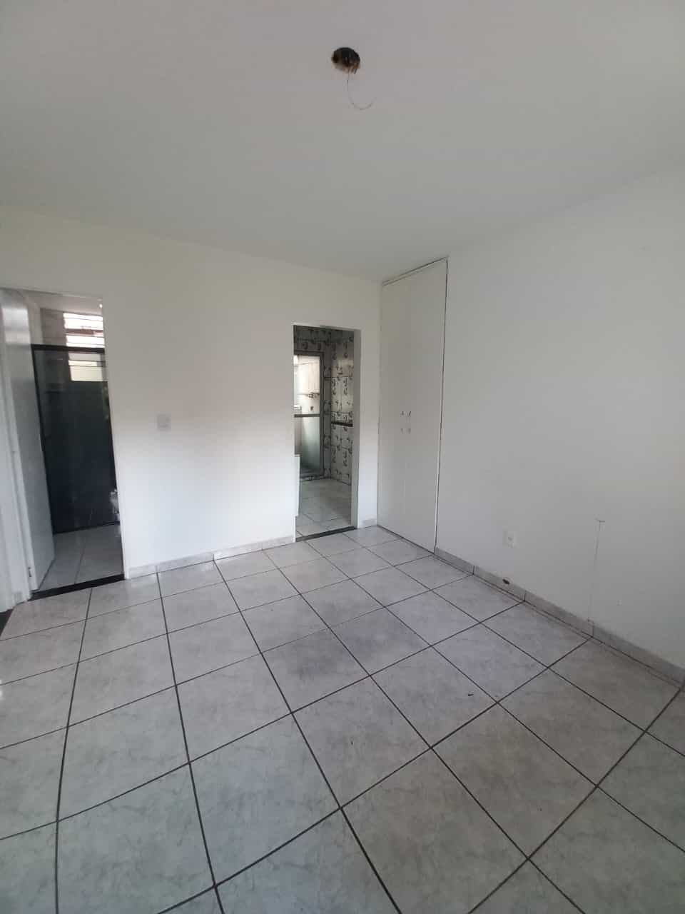 Sala, portas do quarto, cozinha e banehiro.