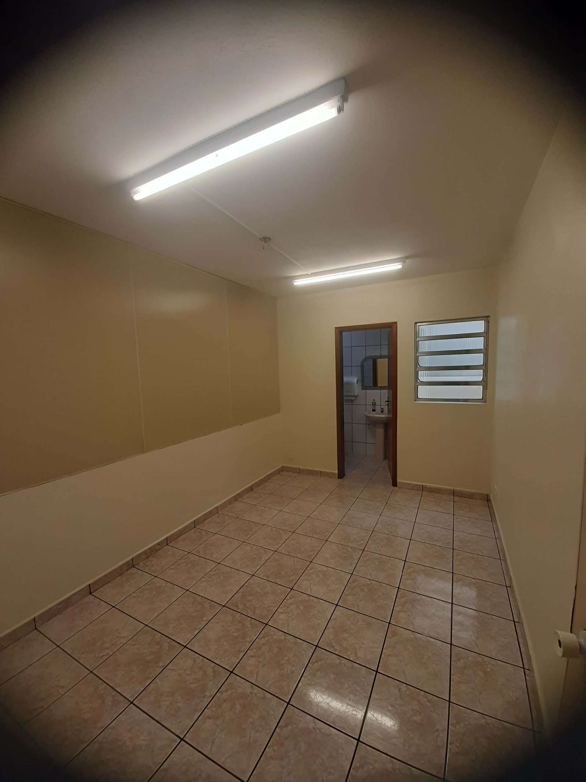 2° andar, 1° sala a direita.
