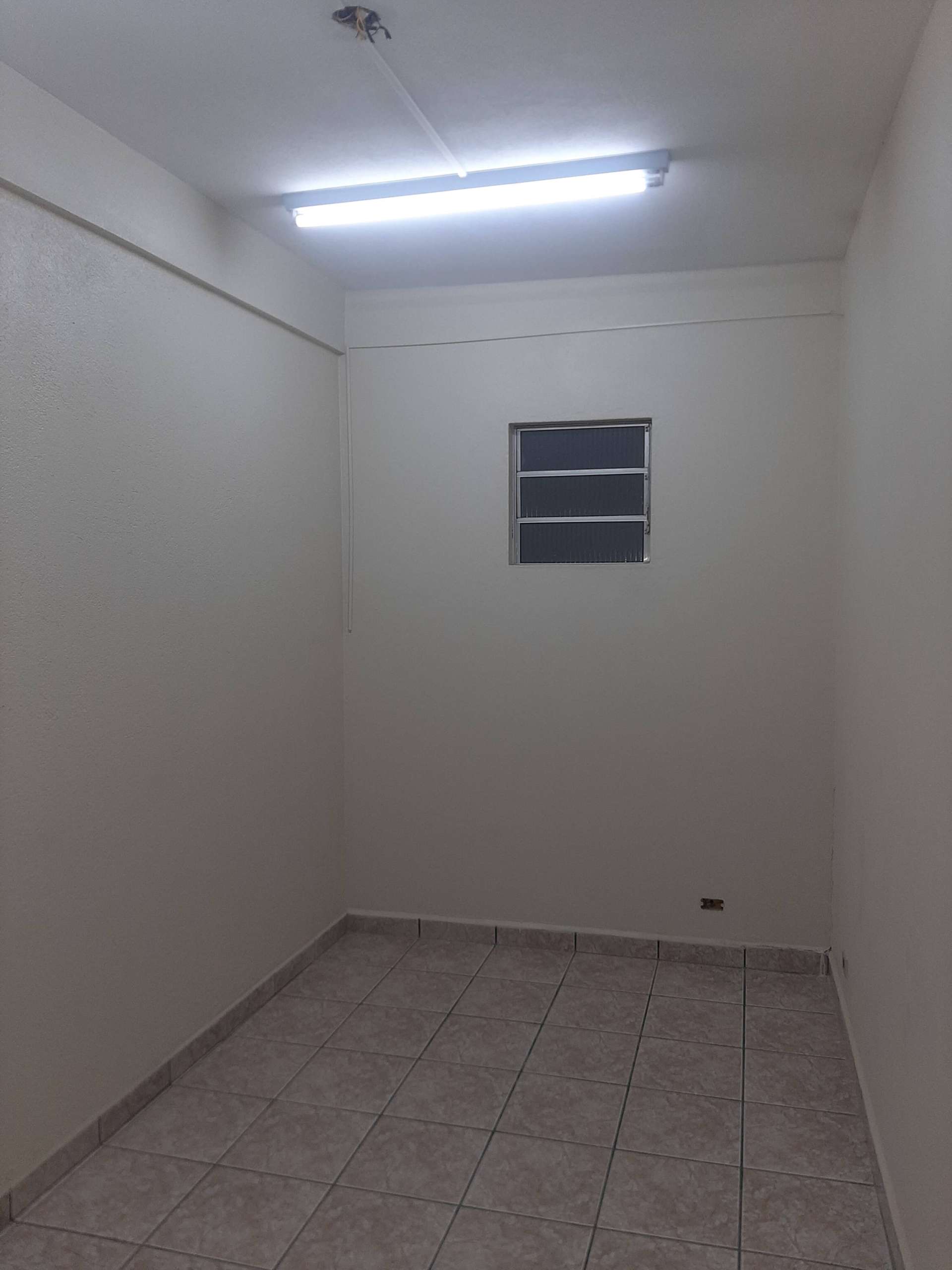 2° andar, 1° sala a direita_002