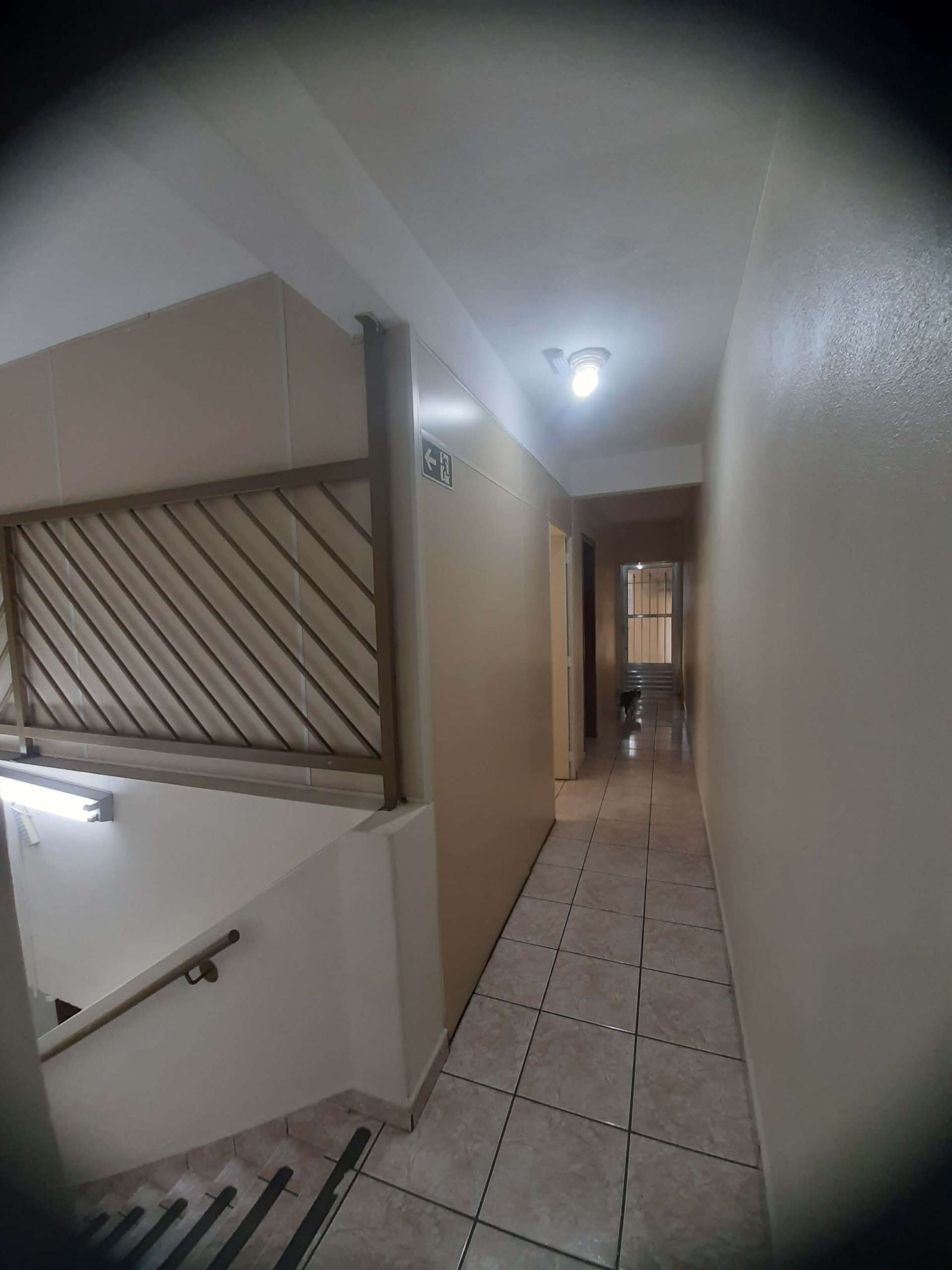 2° andar, corredor, esquerda.
