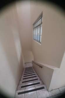 Escada com acesso ao 1° andar.
