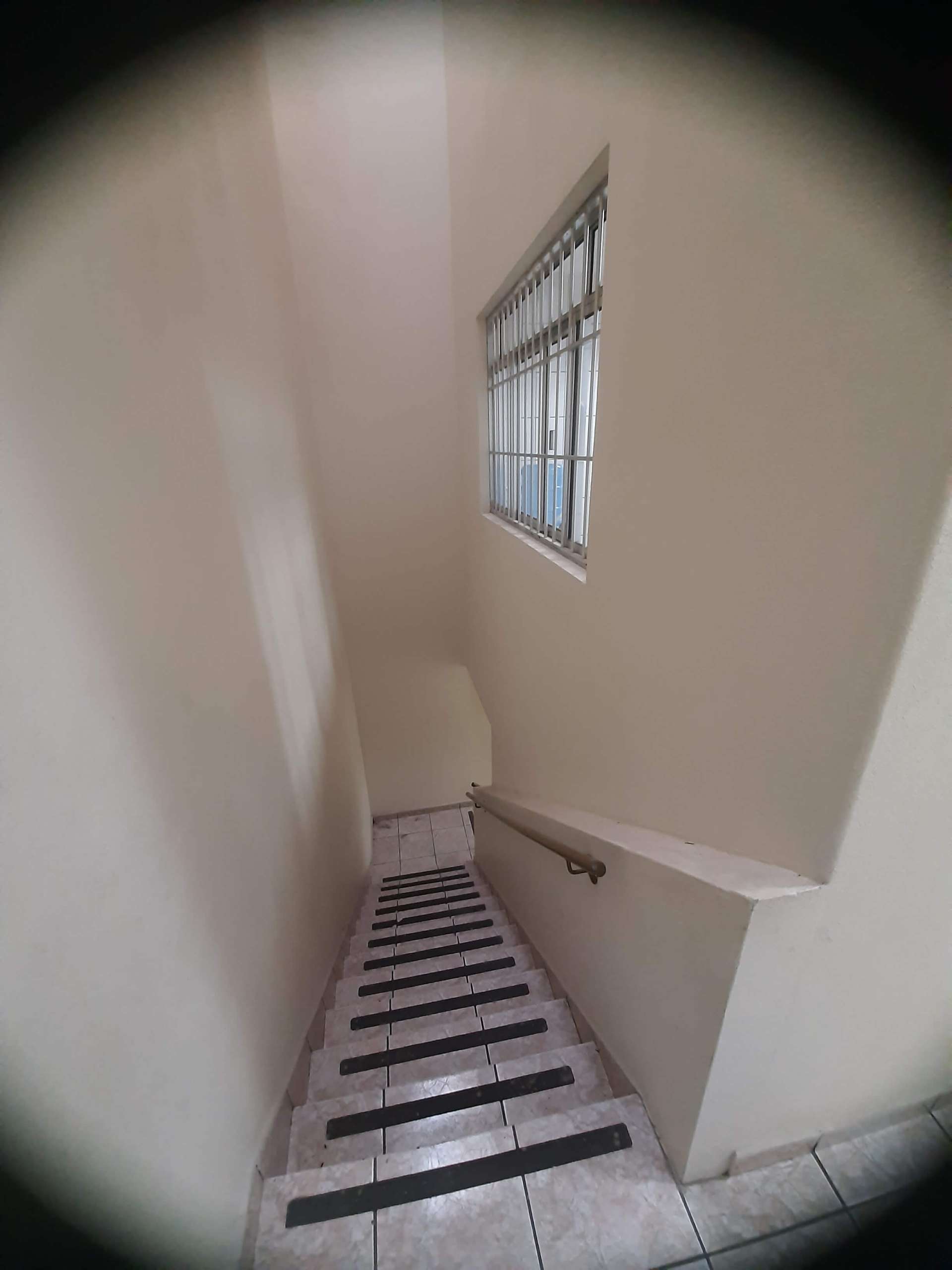 Escada com acesso ao 1° andar.