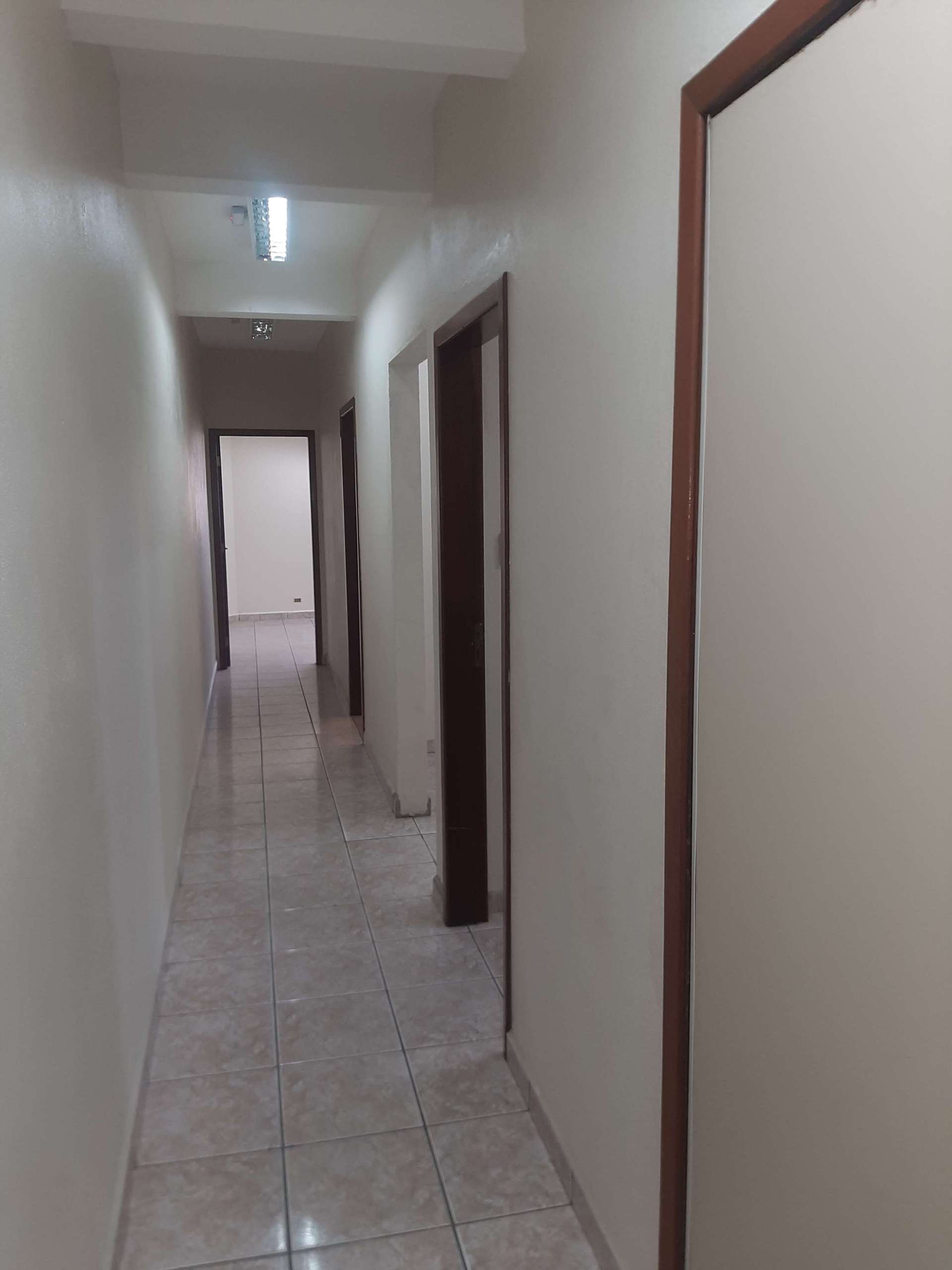 2° andar, corredor, direita.