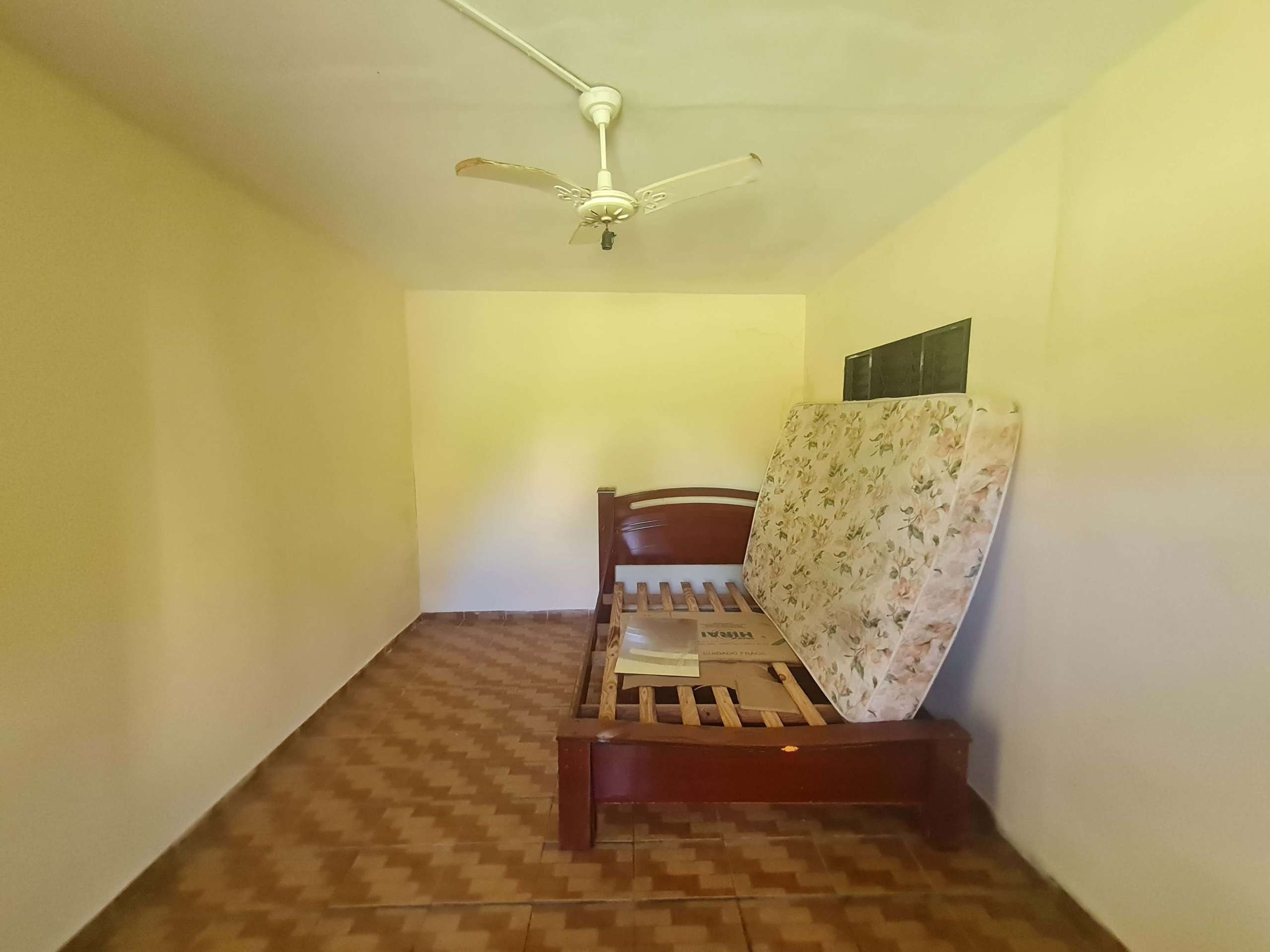 Quarto dos fundos (casa principal)_001