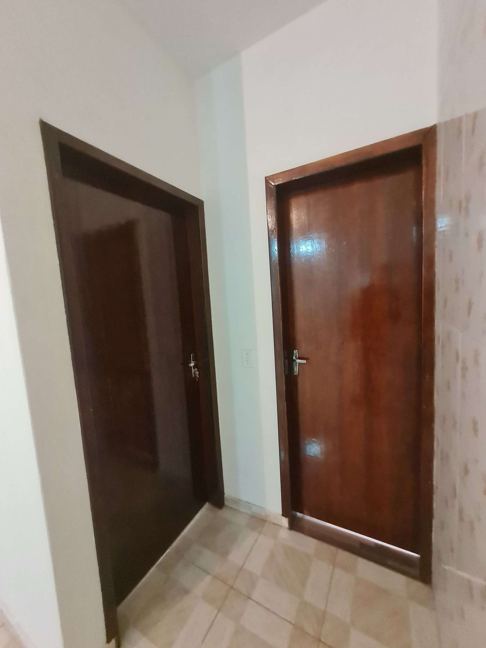 Portas (quarto e banheiro).