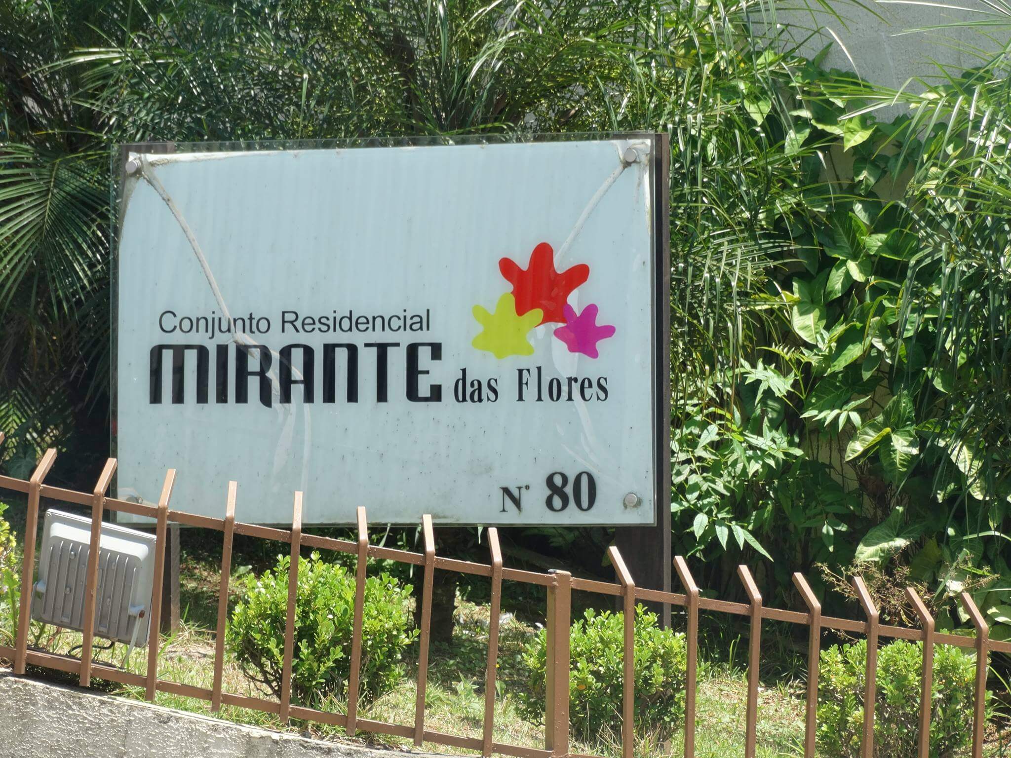 Placa do condomínio.