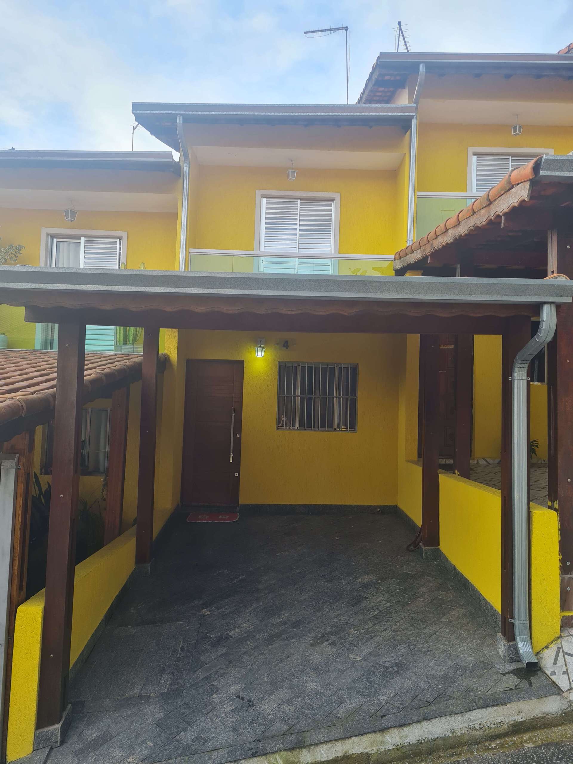 Garagem e sacada.