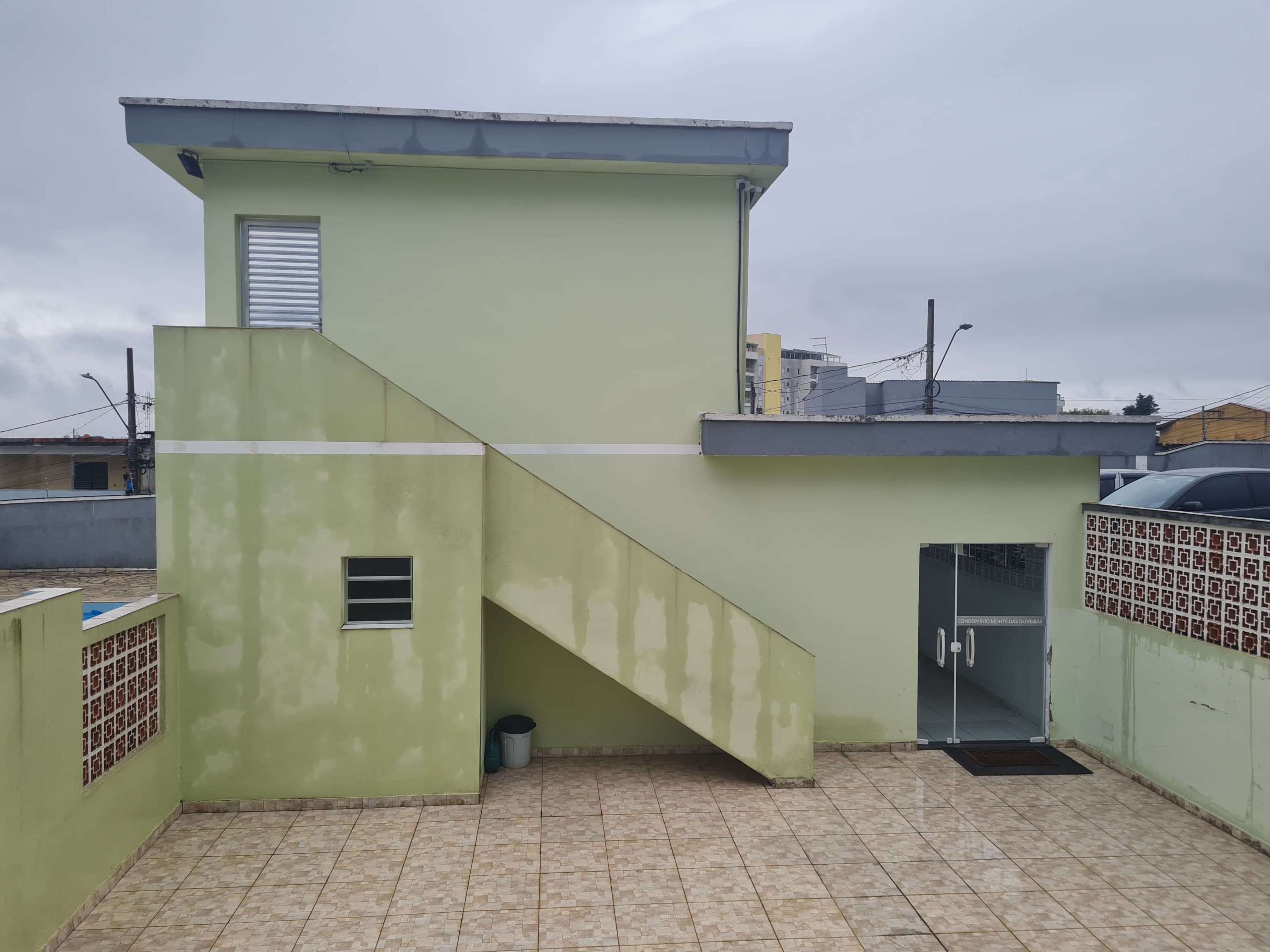 Salão de festas e academia.