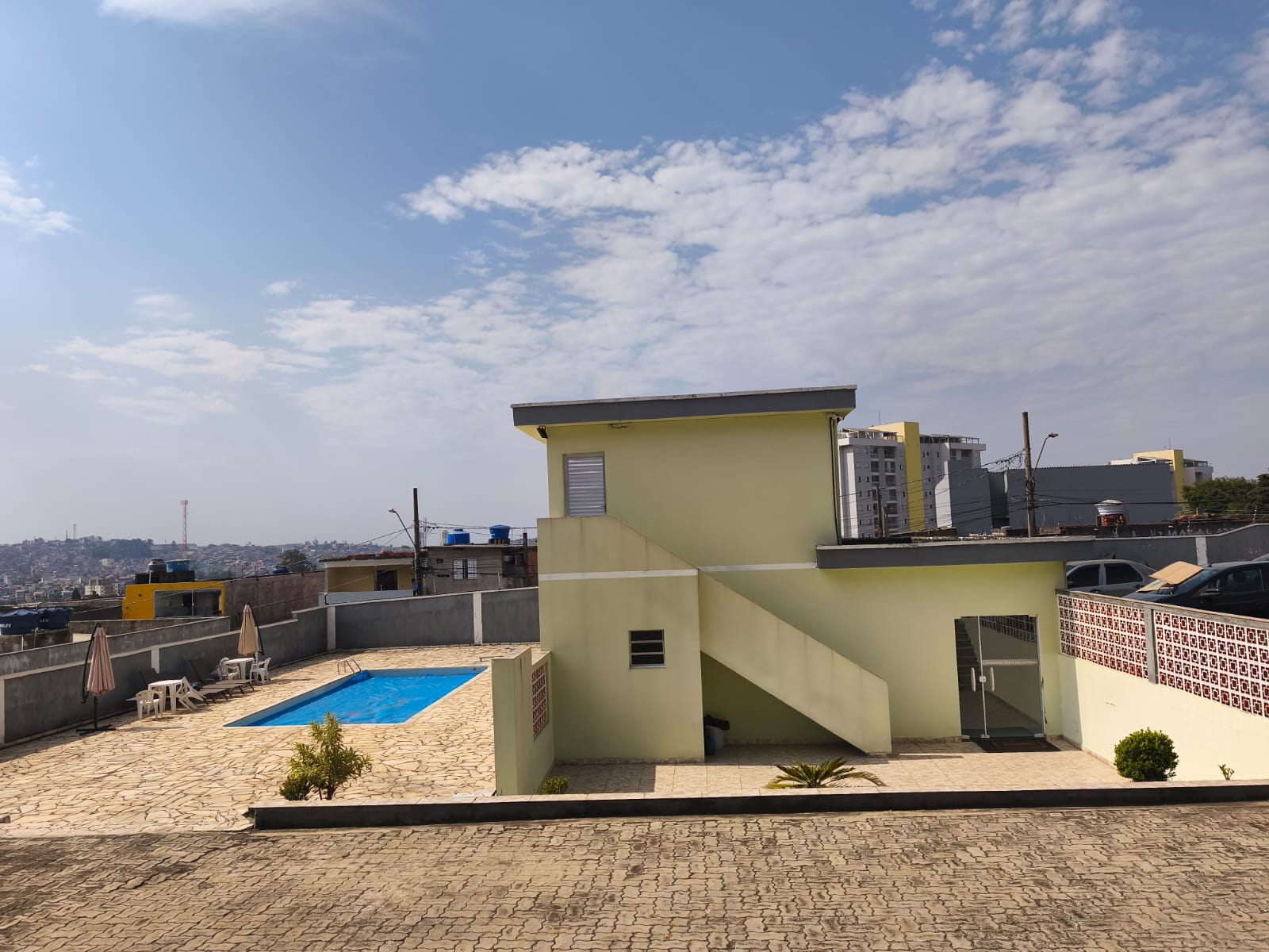 Piscina e academia/salão de festas.