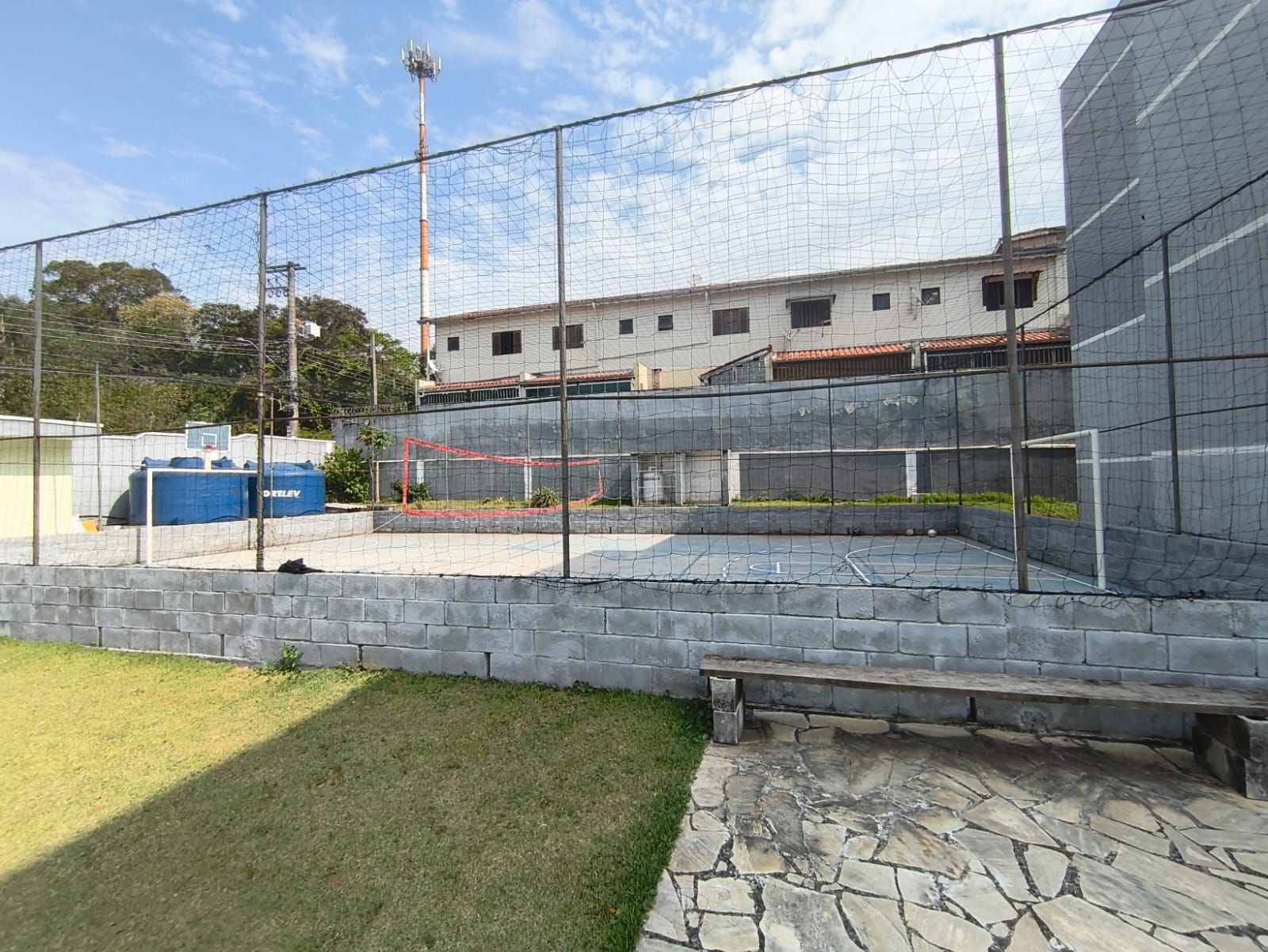 Quadra de futebol.