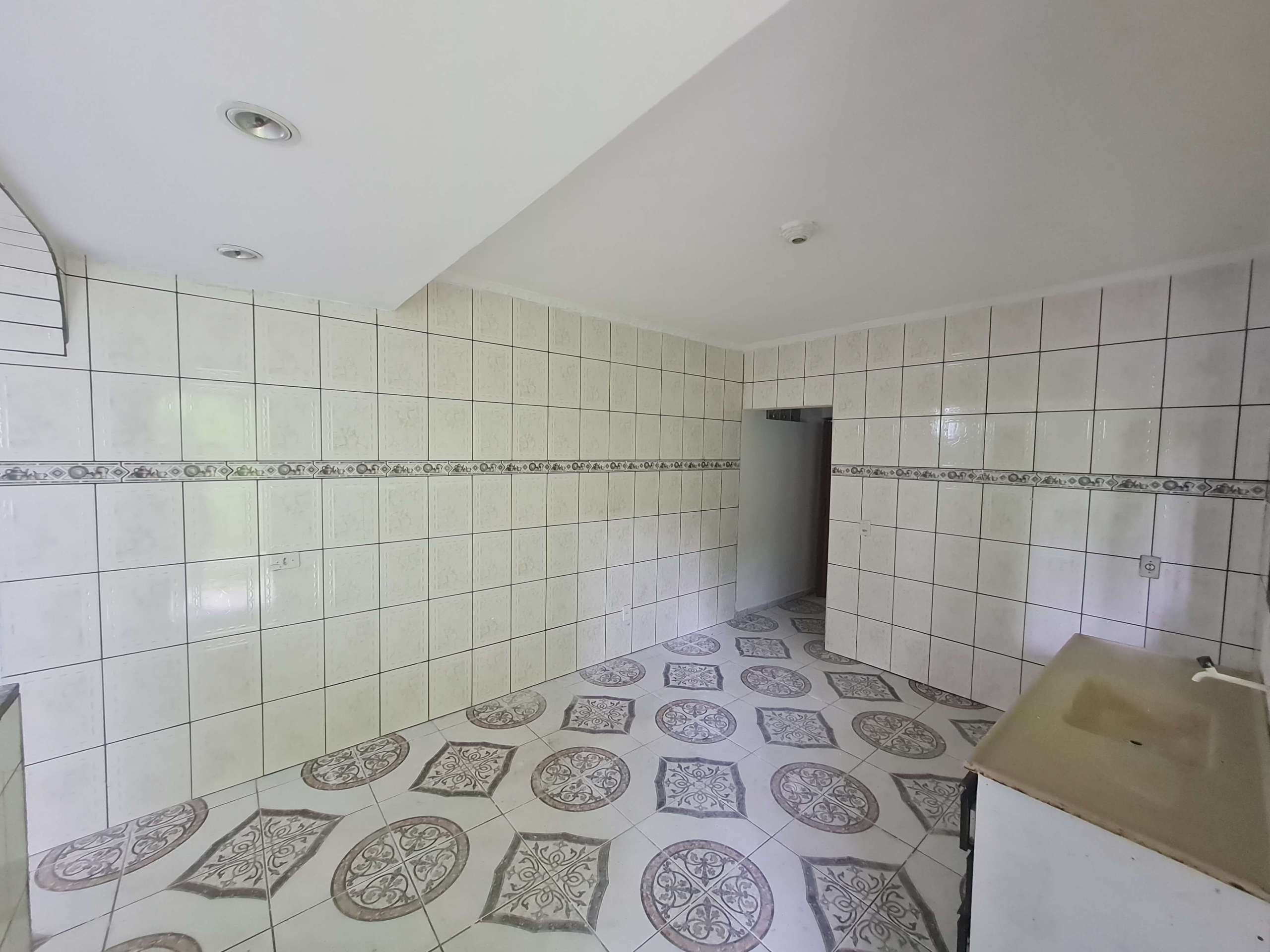 Cozinha (passagem para quarto da frente): casa térreo.