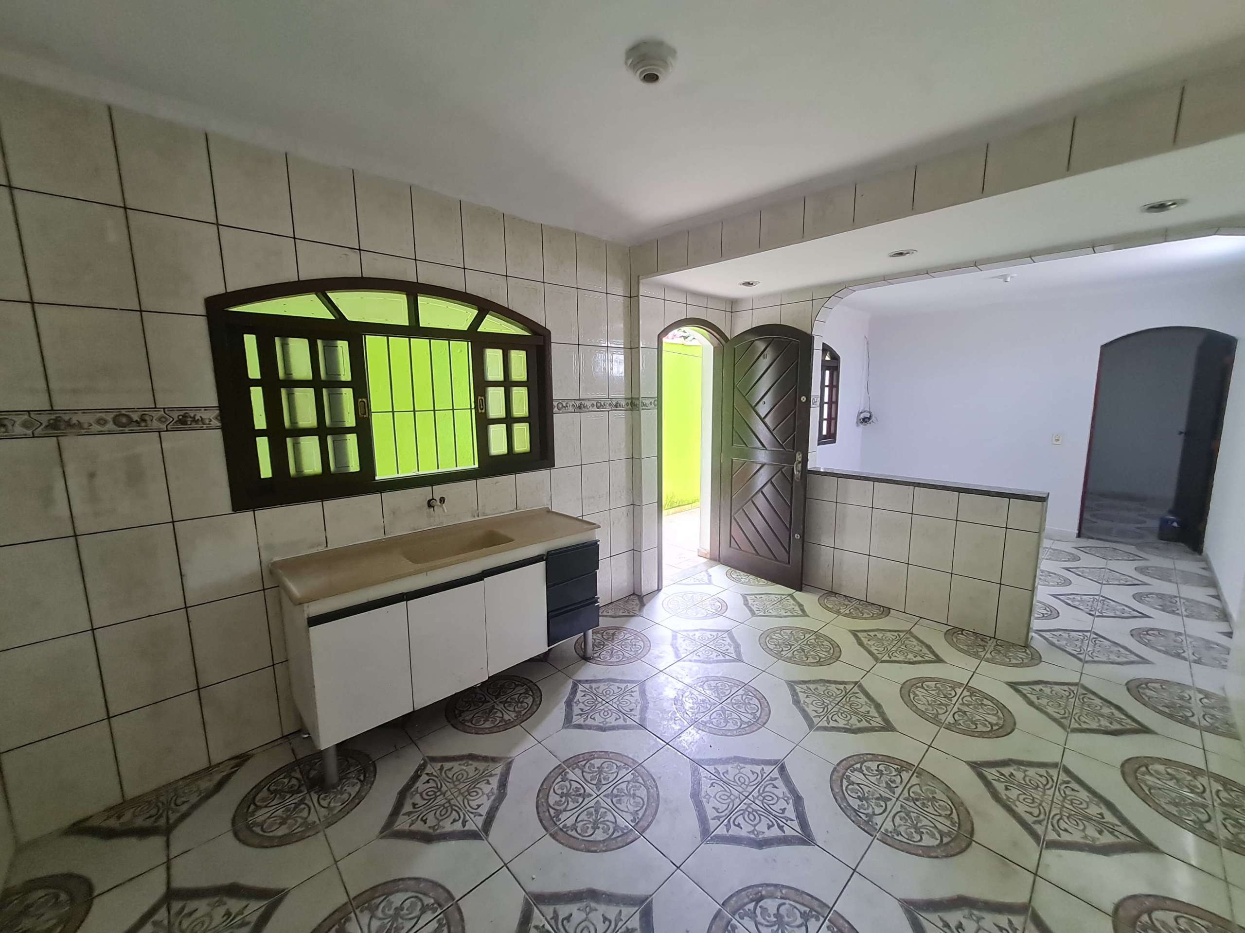 Cozinha (sala ao fundo): casa térreo.