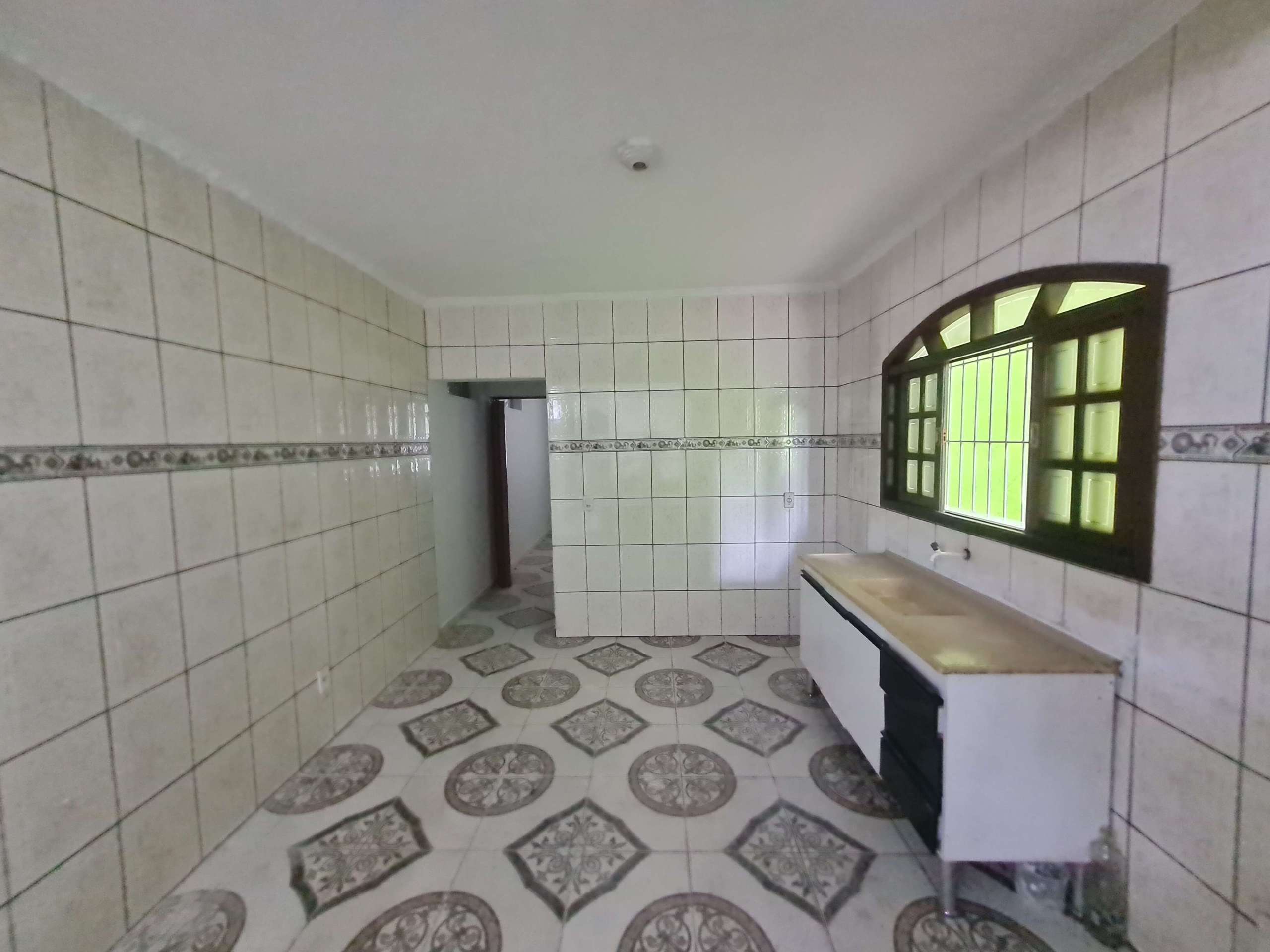 Cozinha (passagem para quarto da frente e banheiro): casa térreo.