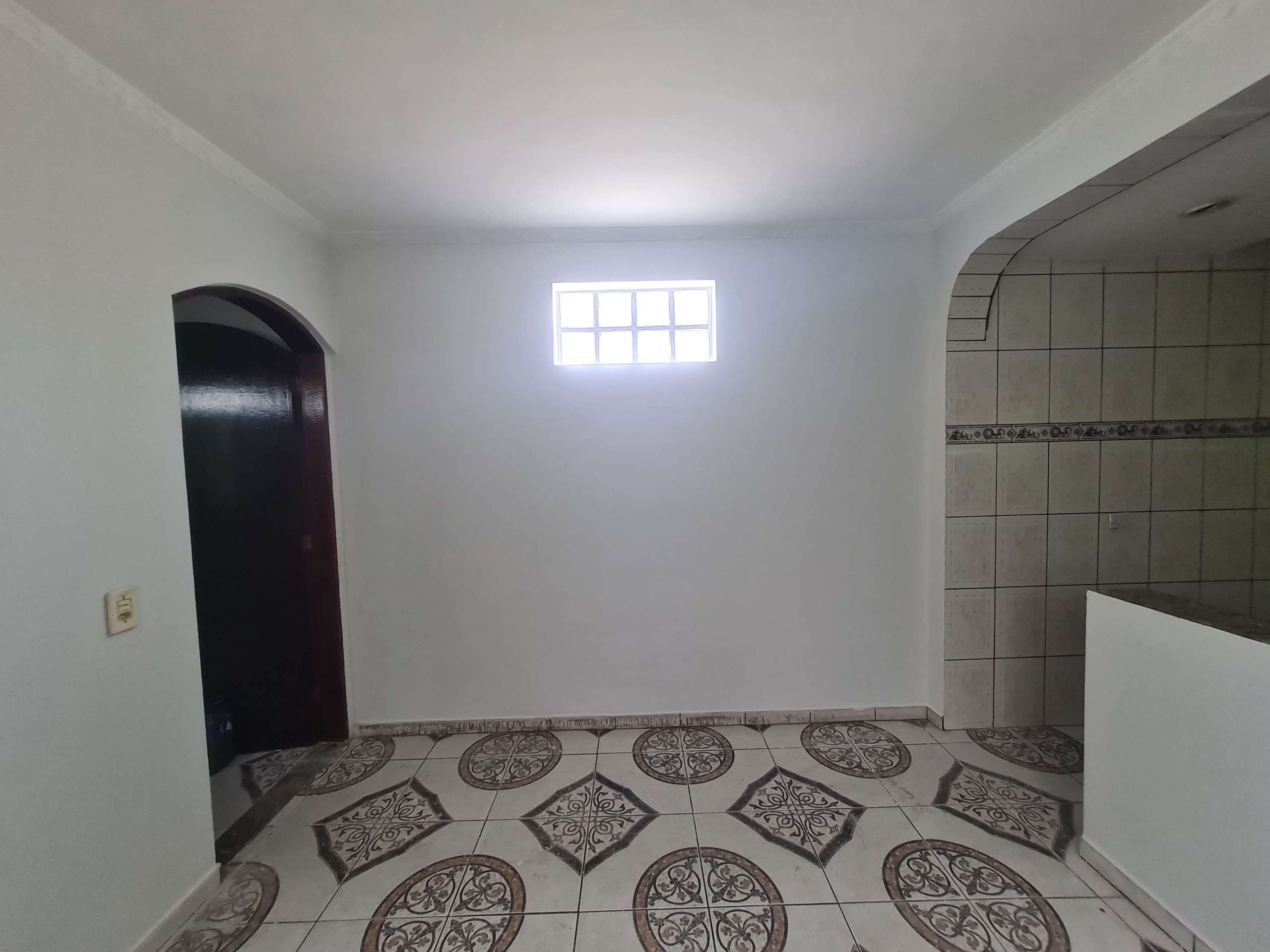 Sala (porta do quarto do fundo e passagem para cozinha): casa térreo.