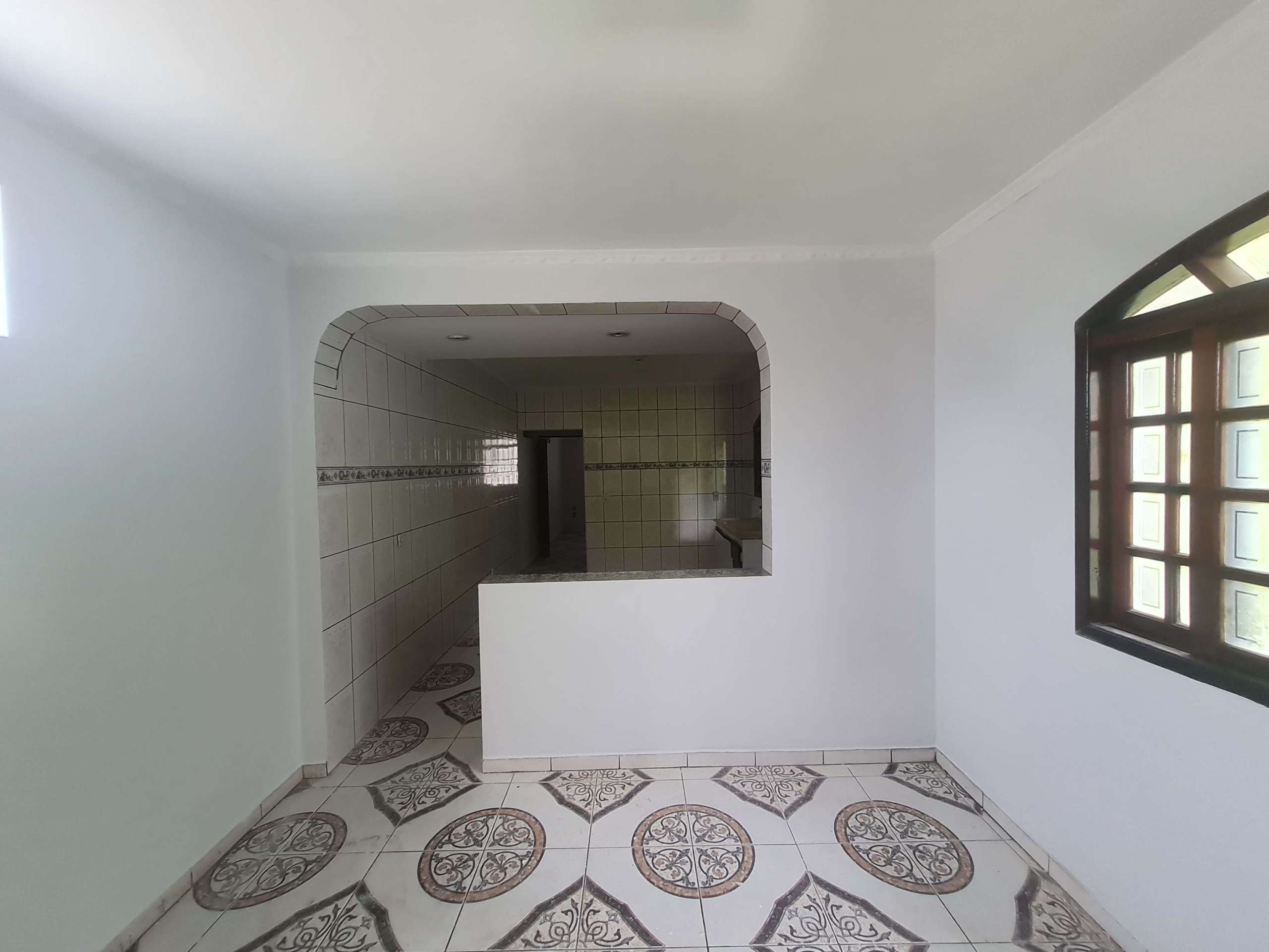 Sala (cozinha ao fundo): casa térreo.