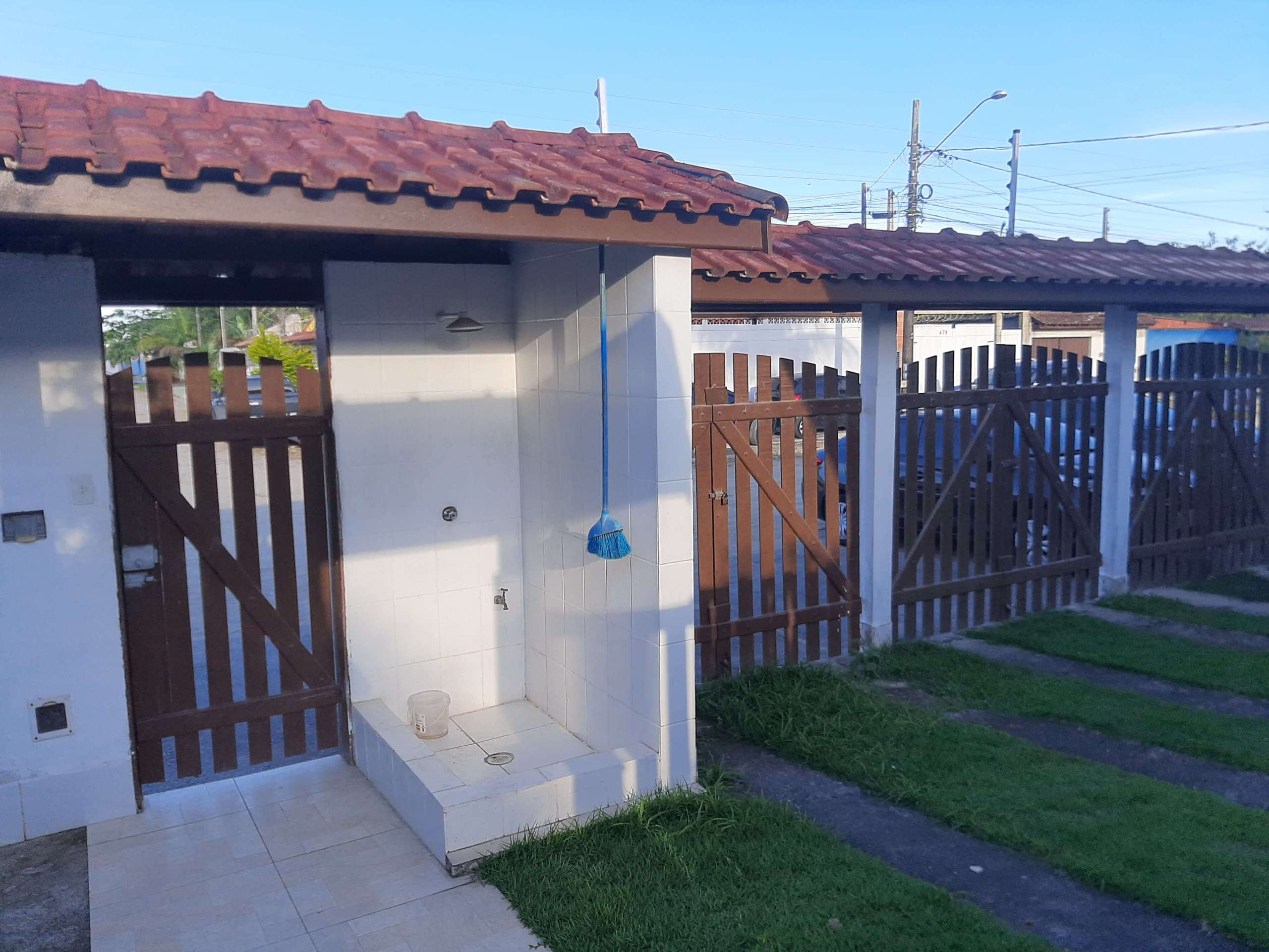 Entrada social e ducha.