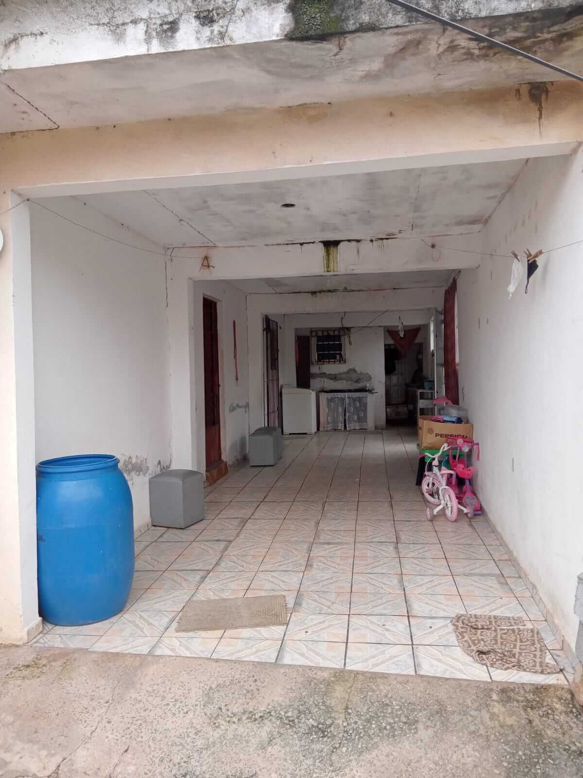 Garagem e lavanderia (casa principal).