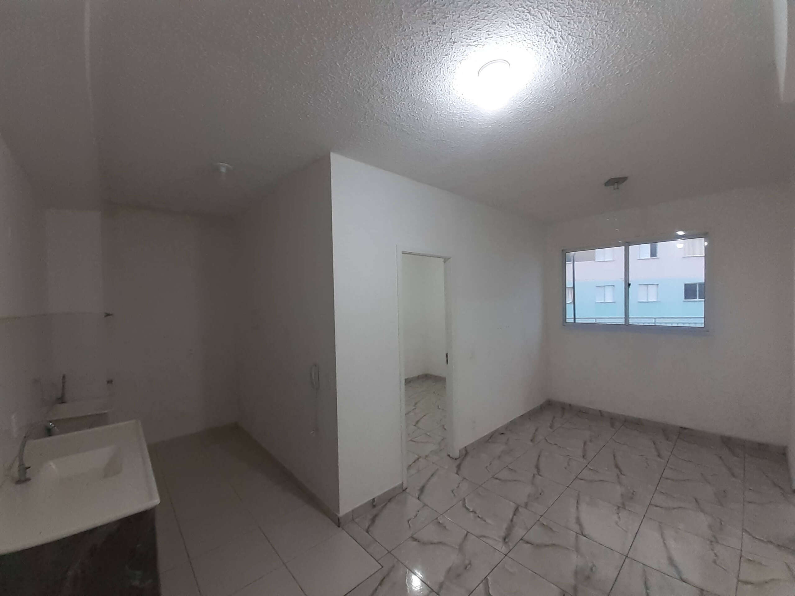 Cozinha e sala.