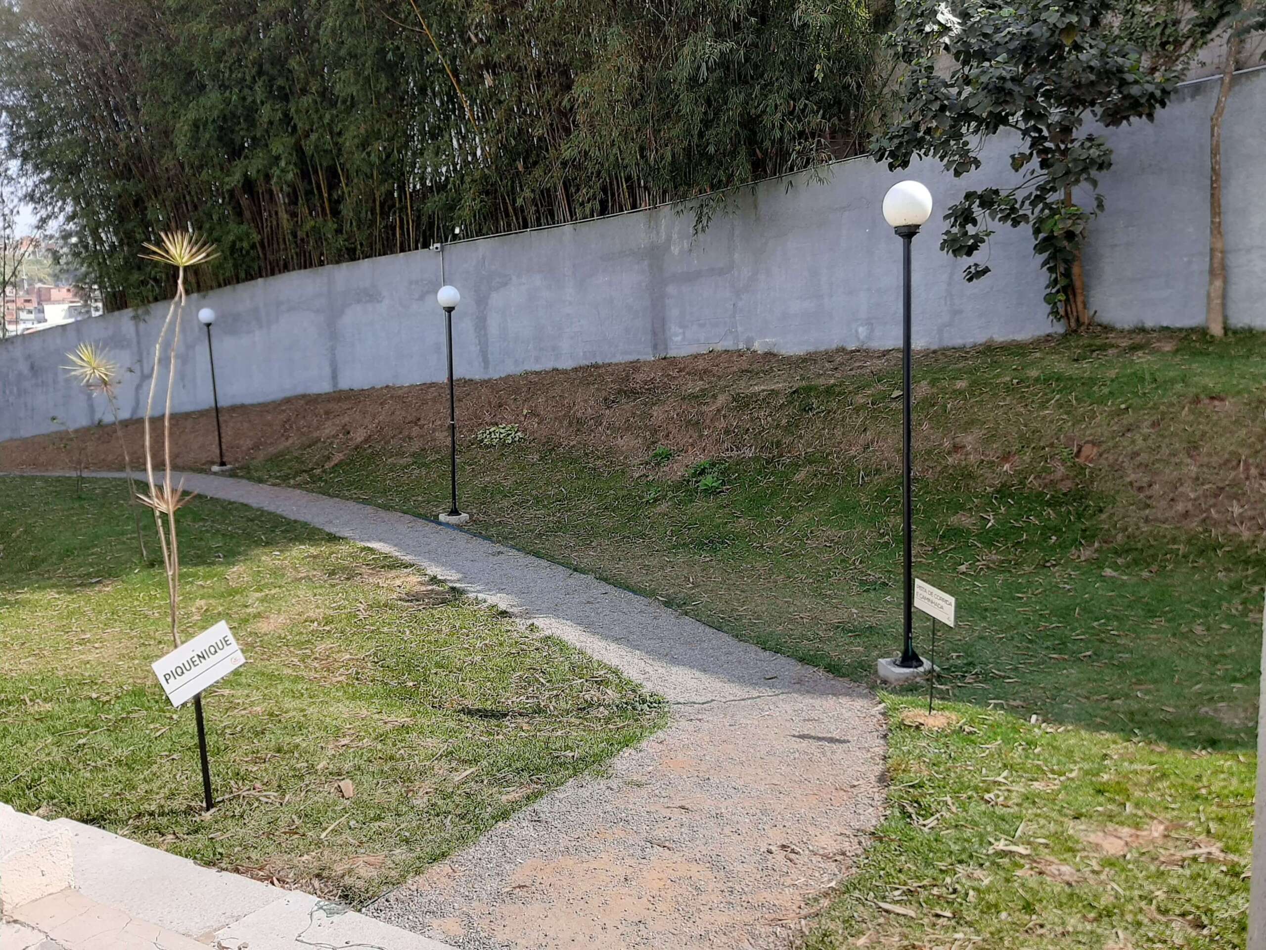 Gramado-área para caminhada.