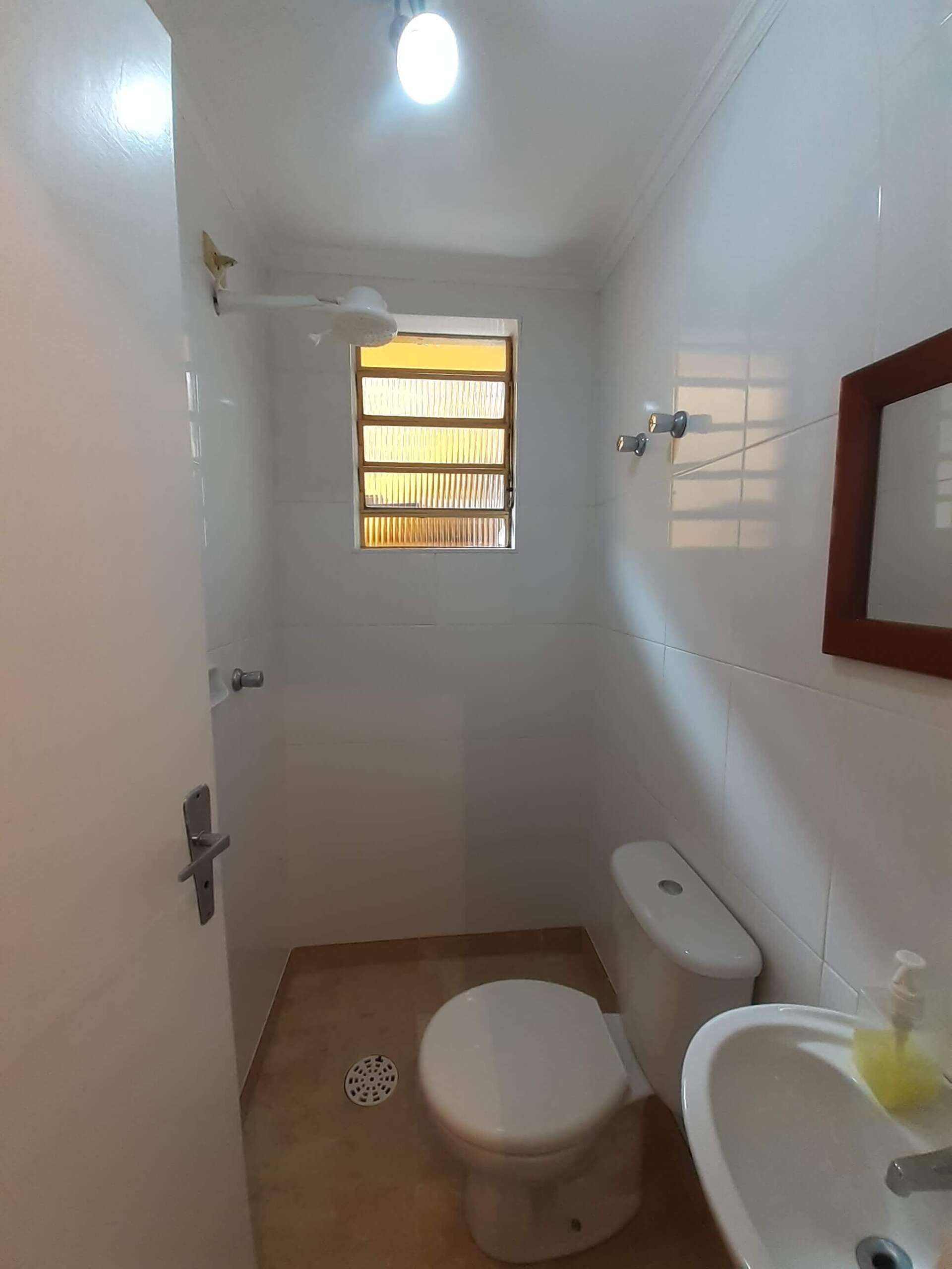Banheiro da suíte localizada no pavimento inferior dos fundos do imóvel.
