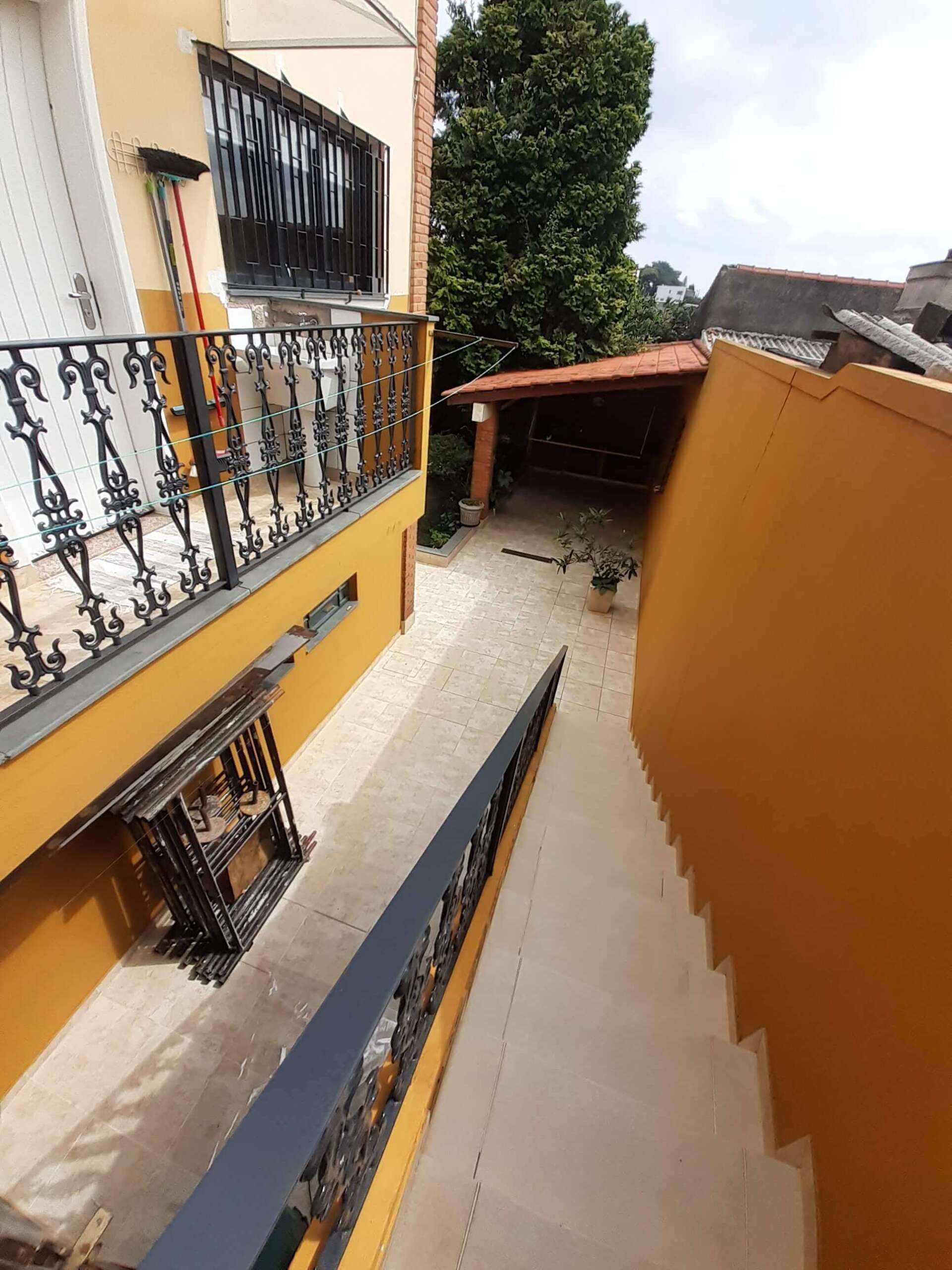 Escada com acesso ao quintal dos fundos.