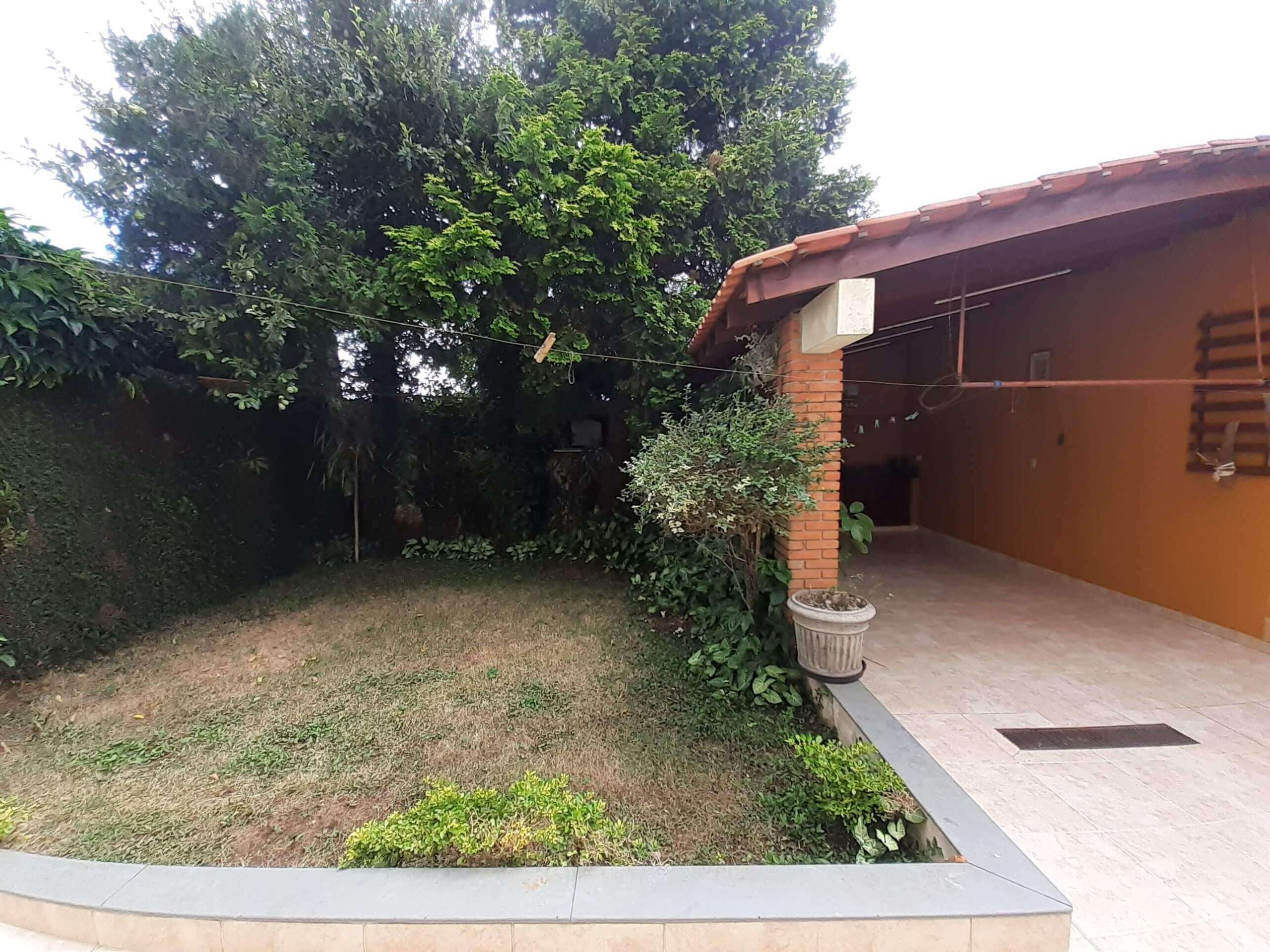 Jardim e área gourmet.