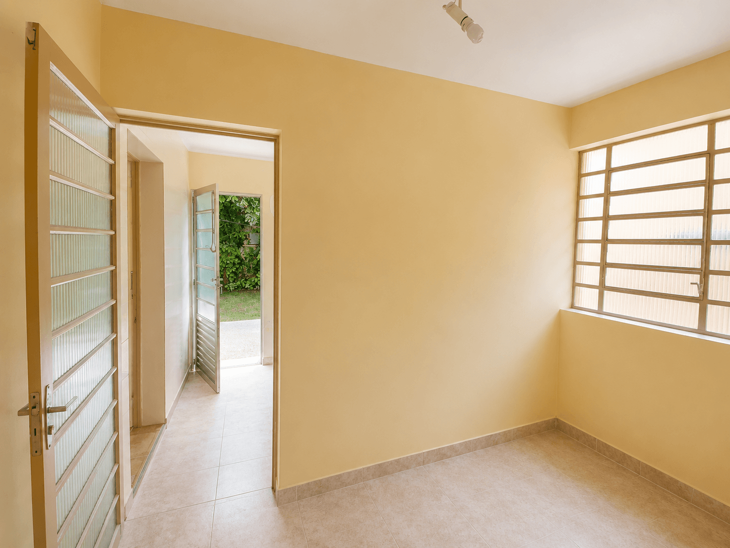 Suíte localizada no pavimento inferior dos fundos do imóvel_002